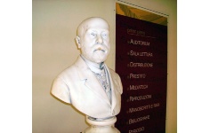 Busto di Girolamo Sagarriga Visconti-Volpi, conservato all'interno della Biblioteca